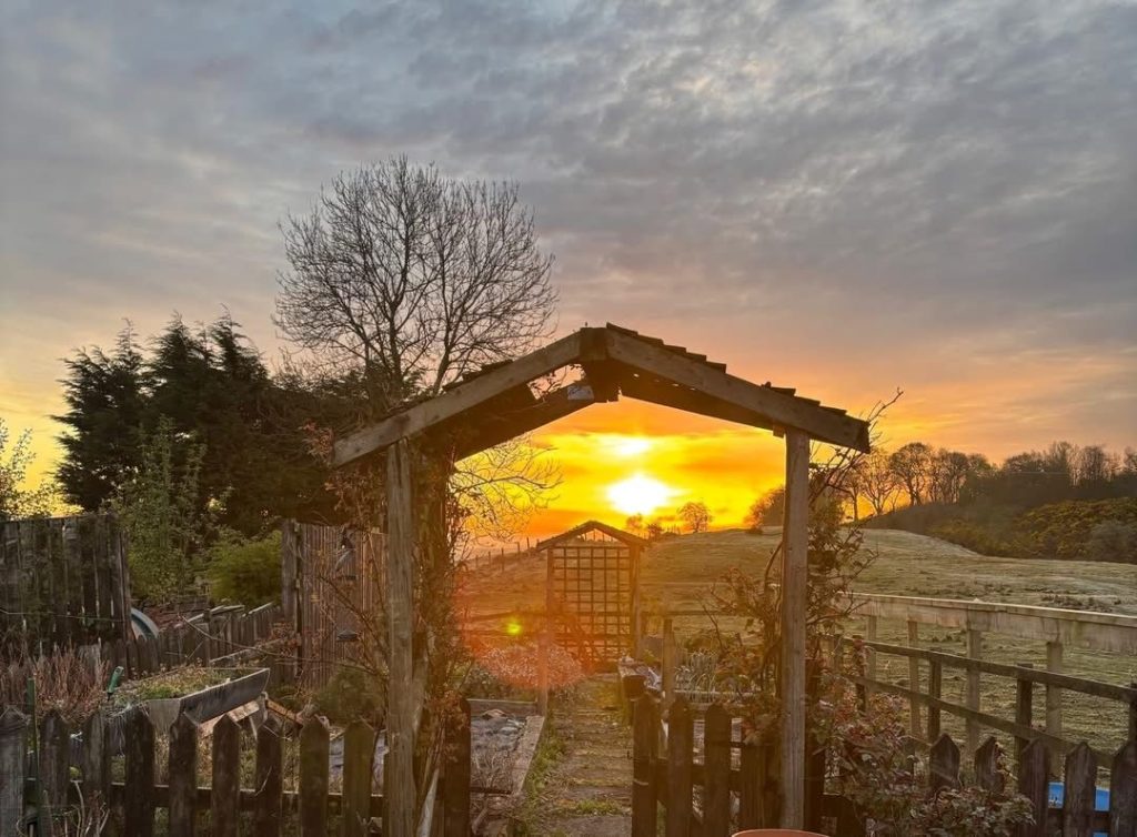 This image has an empty alt attribute; its file name is 6am-sunrise-on-a-Kilbarchan-Farm-1-1024x754.jpg